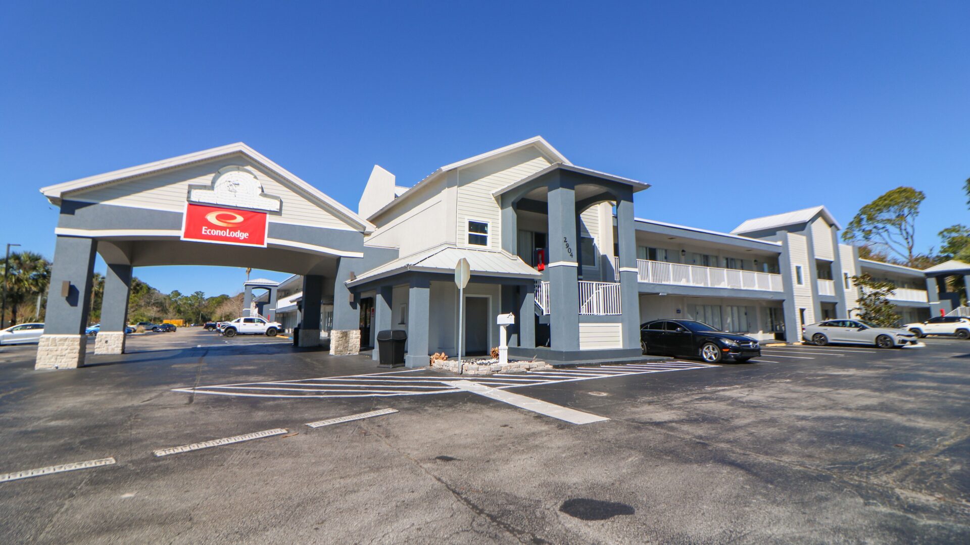 Econo Lodge & Suburban Studios