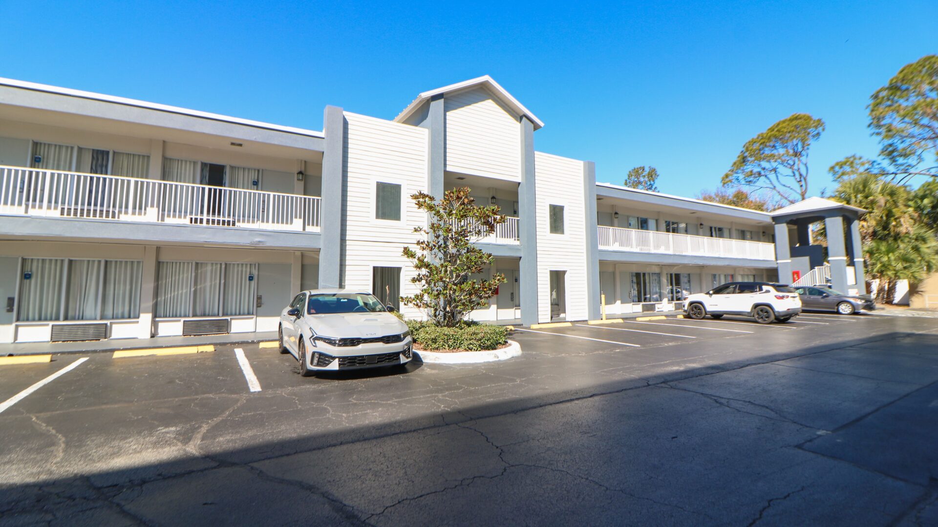 Econo Lodge & Suburban Studios, photo 2