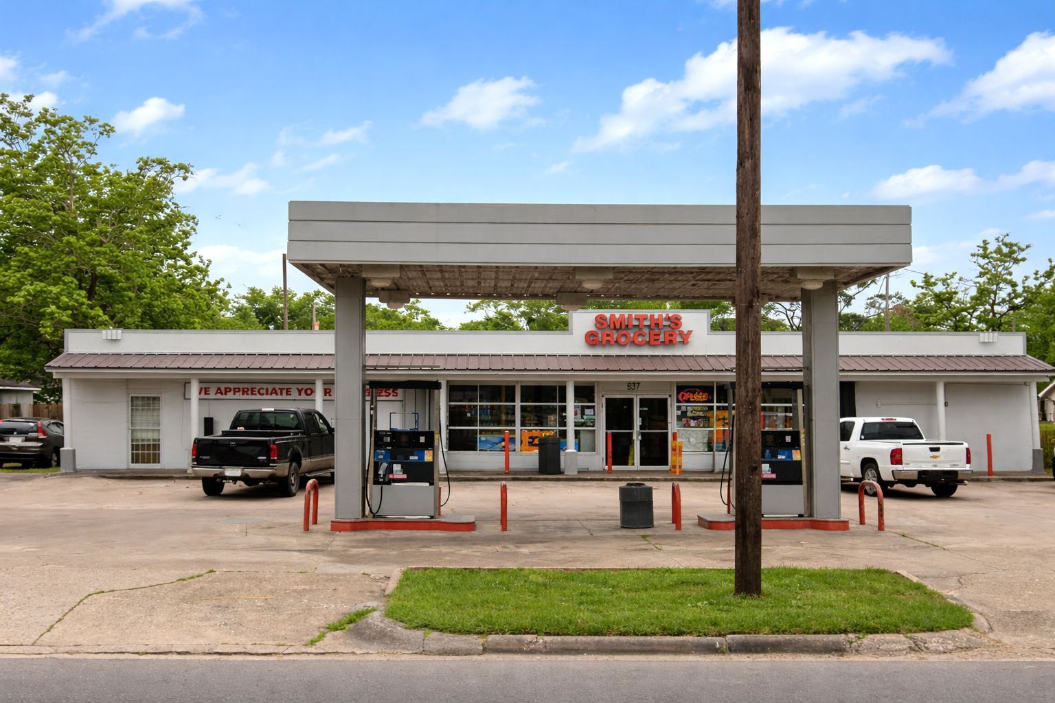 637 W Mulberry St, Angleton, TX 77515